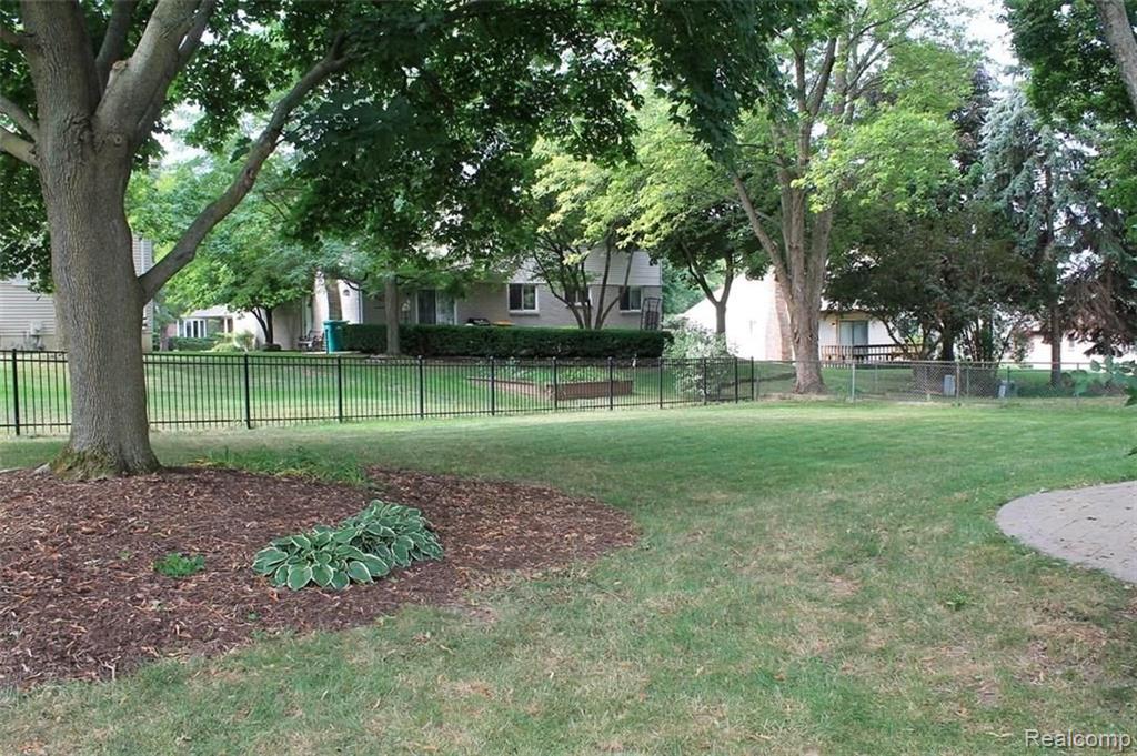 40555 East Mill Rd Court Novi, MI 48375 - Photo 5 of 46 Gallery Image 5