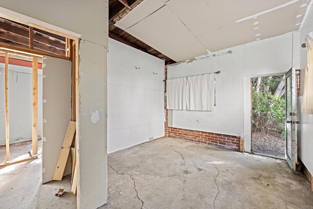 844 Saxony Road Encinitas, CA 92024 - Photo 24 of 31 a view of an empty room