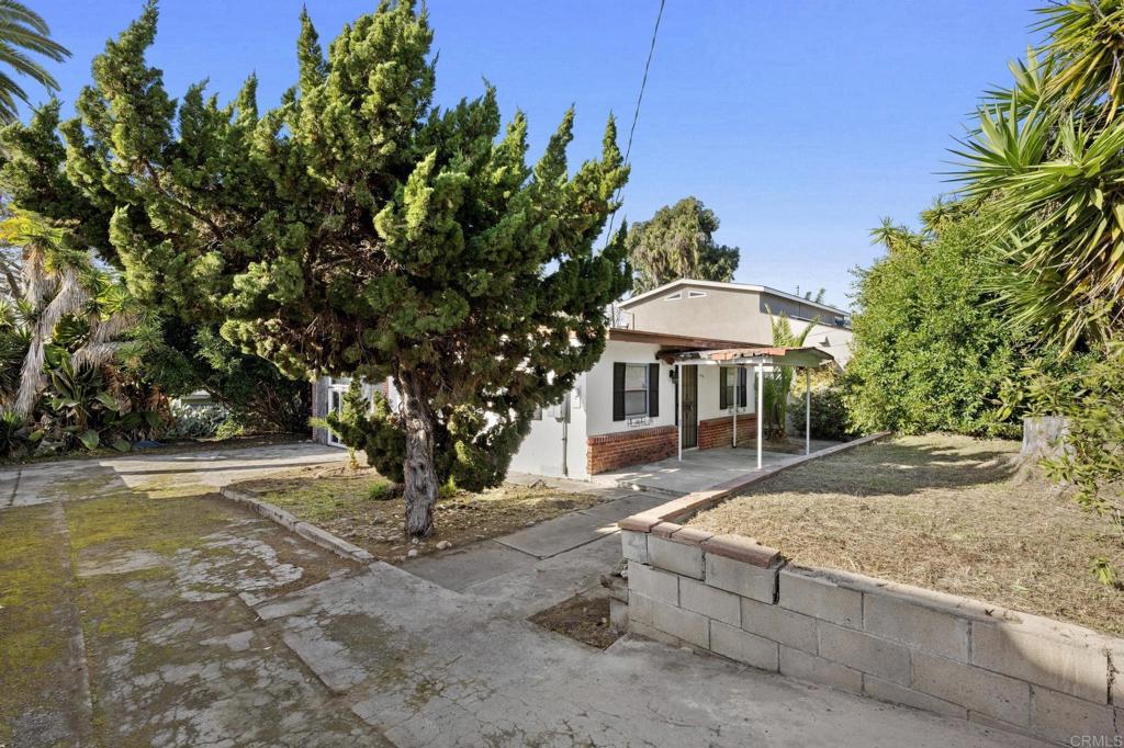 844 Saxony Road Encinitas, CA 92024 - Photo 6 of 31 a view of a house with backyard and sitting area