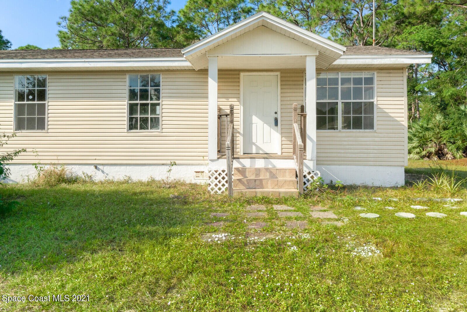 1424 Hanscom Road Southwest Palm Bay, FL 32908 - Photo 2 of 16 a front view of a house with a yard