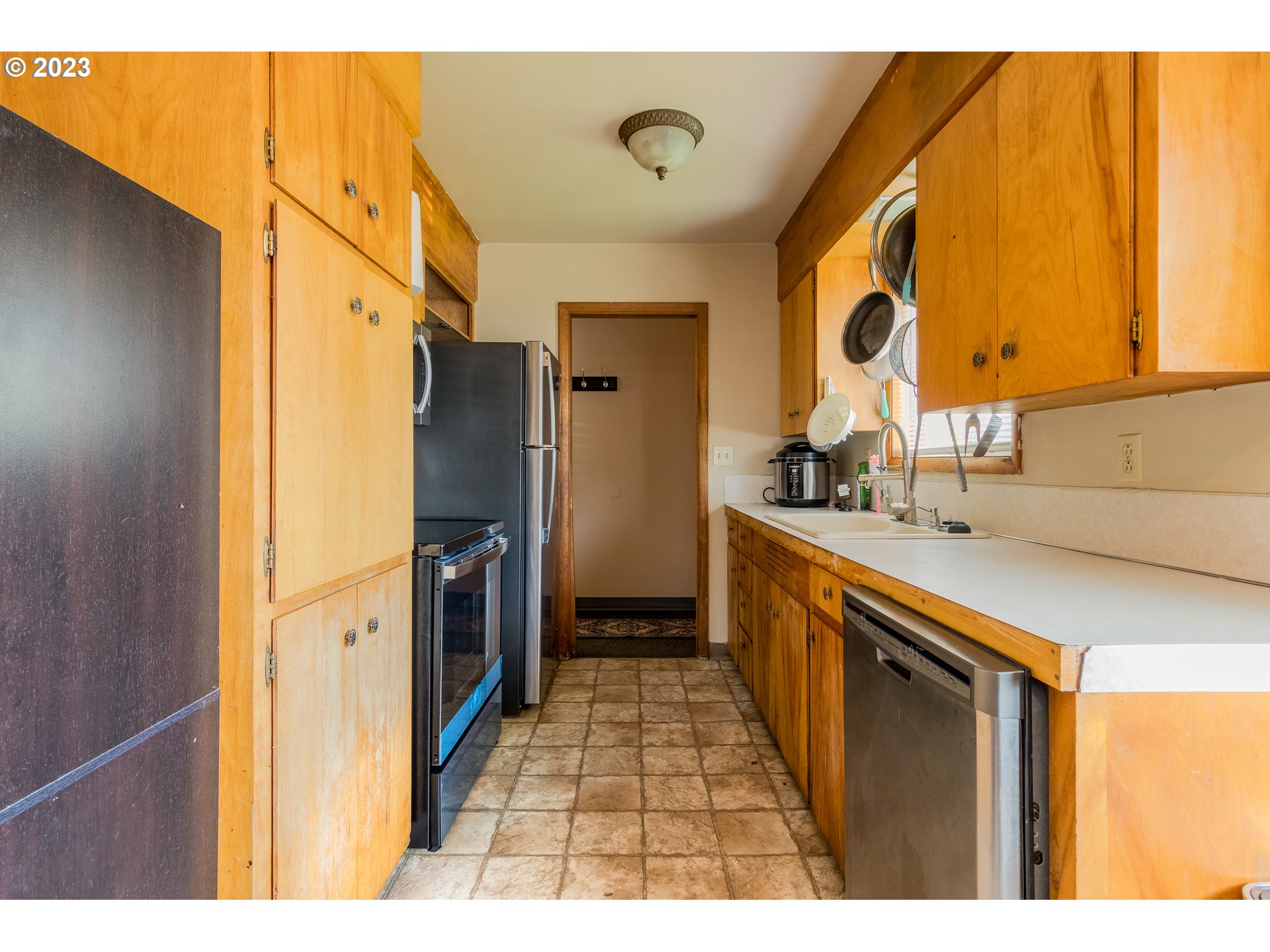 840 West Ridgeway Avenue Hermiston, OR 97838 - Photo 8 of 18 Kitchen