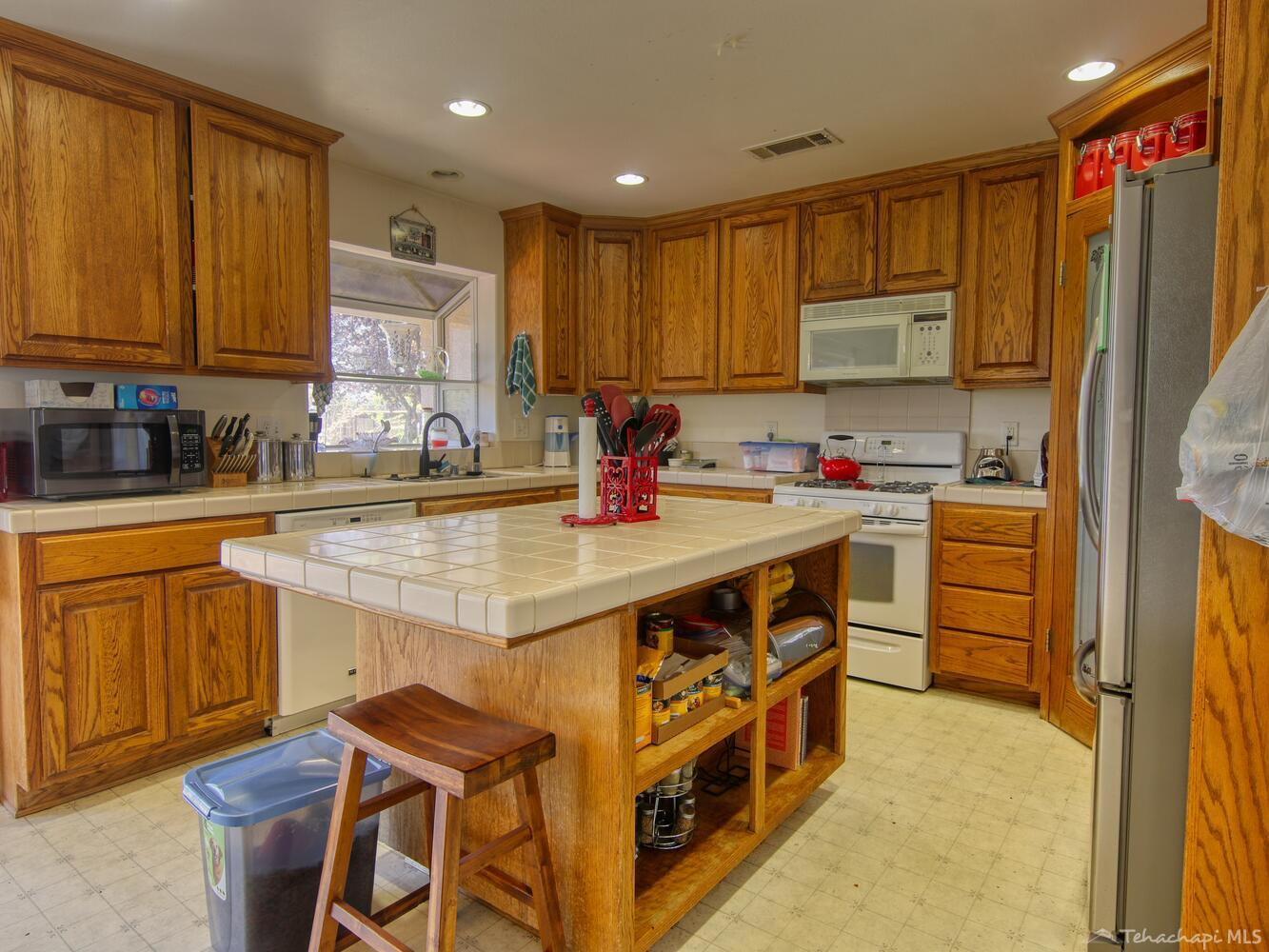 21725 Mid Way Tehachapi, CA 93561 - Photo 10 of 39 Gallery Image 10