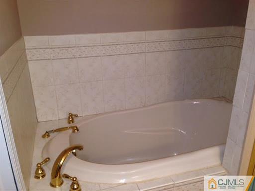 164 Eastern Way Rutherford, NJ 07070 - Photo 22 of 25 a bathroom with a bathtub