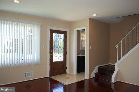 6969 Brookmill Road Baltimore, MD 21215 - Photo 4 of 13 Living Room