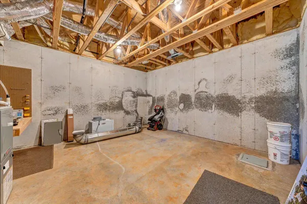 a view of a lake with house