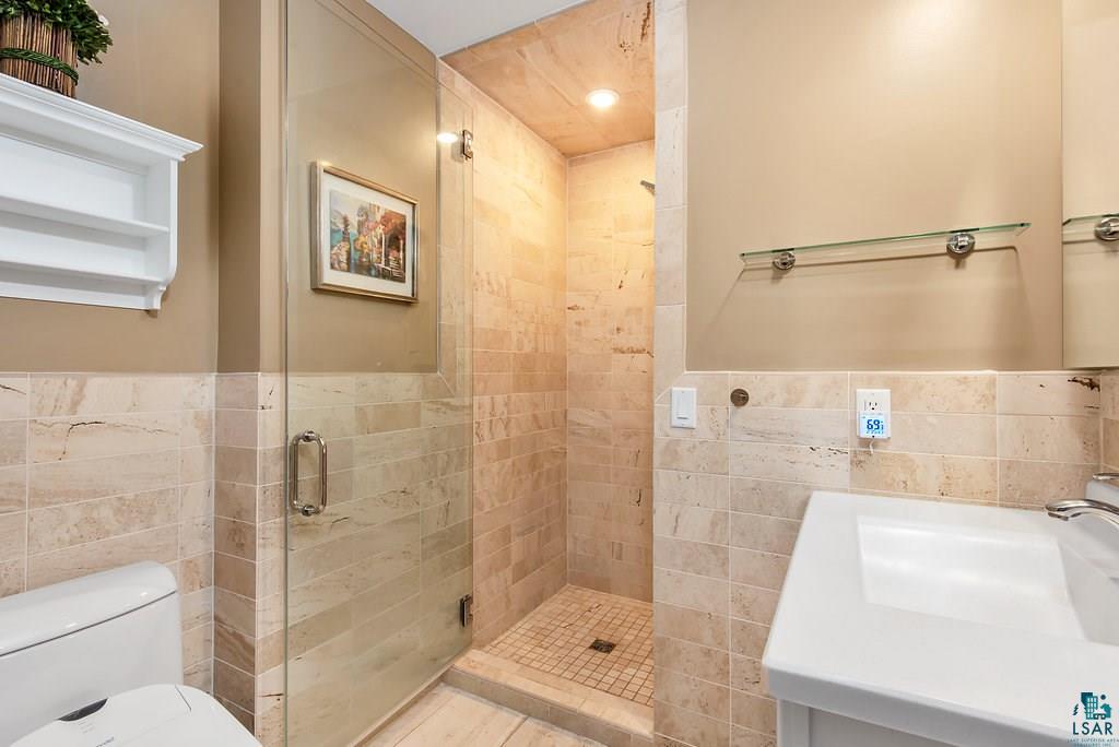631 Ridgewood Road Duluth, MN 55804 - Photo 17 of 32 Master Bathroom