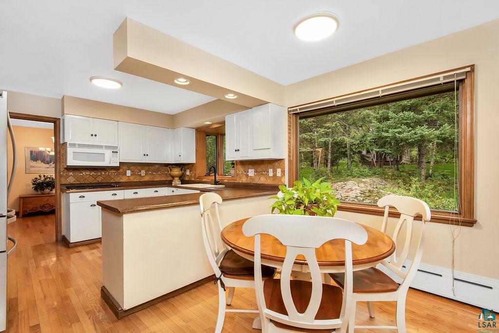 631 Ridgewood Road Duluth, MN 55804 - Photo 10 of 32 Kitchen with view of private back yard