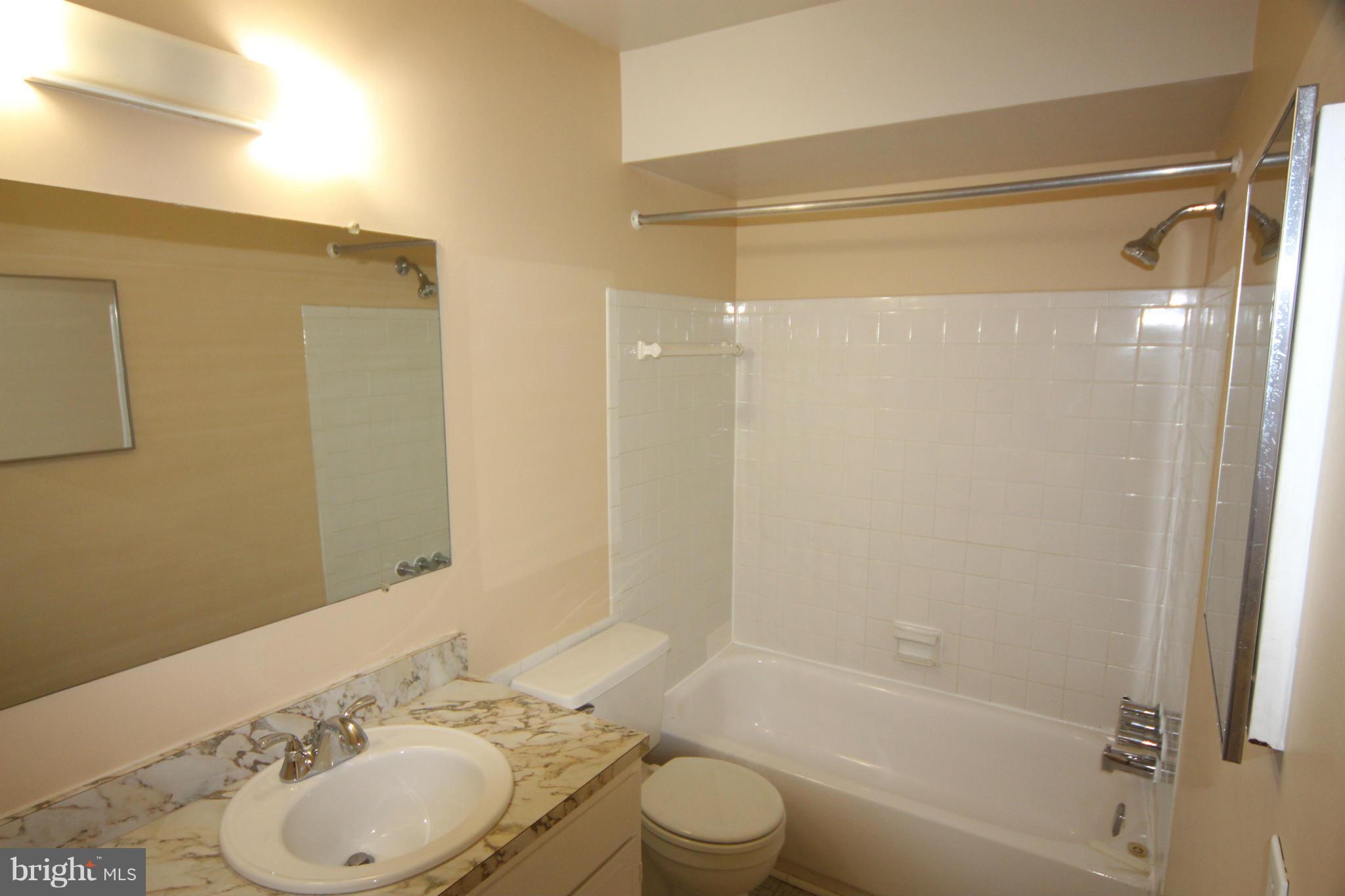5905 E Kingsford Road, Unit 388 Springfield, VA 22152 - Photo 14 of 26 Bright Neutral Bath