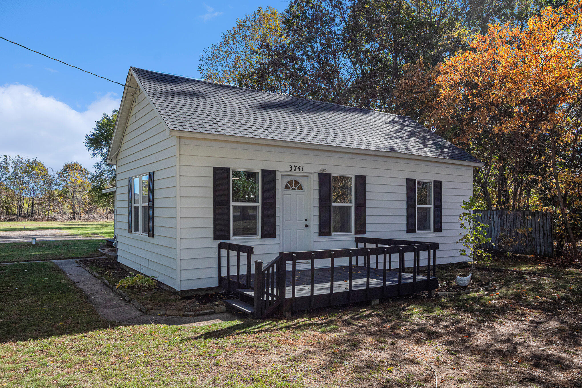3741 Riverside Road Benton Harbor, MI 49022 - Photo 2 of 16 003_img_2358_87