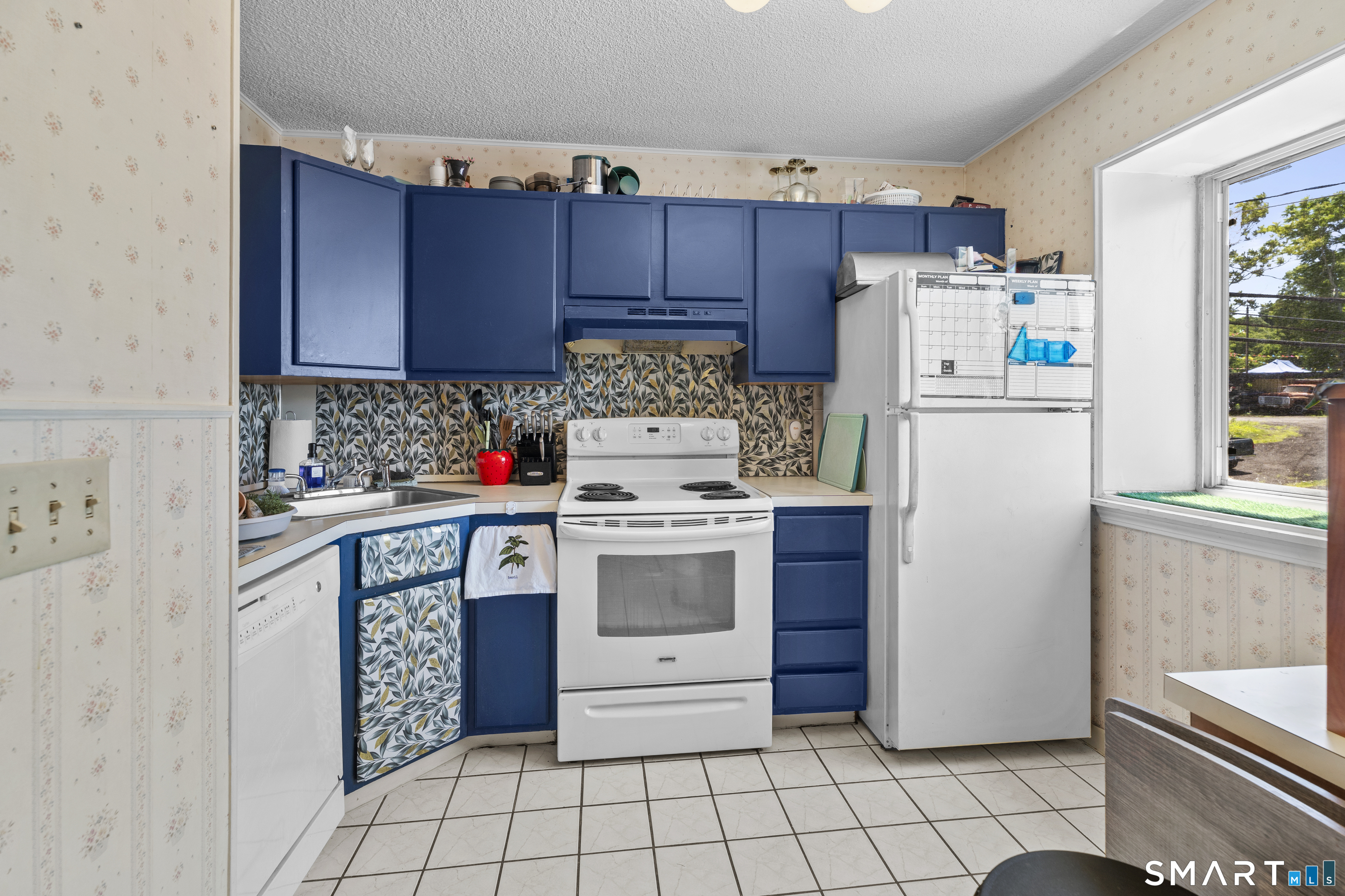 23 Pearl Lake Road, Unit B Waterbury, CT 06706 - Photo 6 of 14 a kitchen with stainless steel appliances a stove a refrigerator and a sink