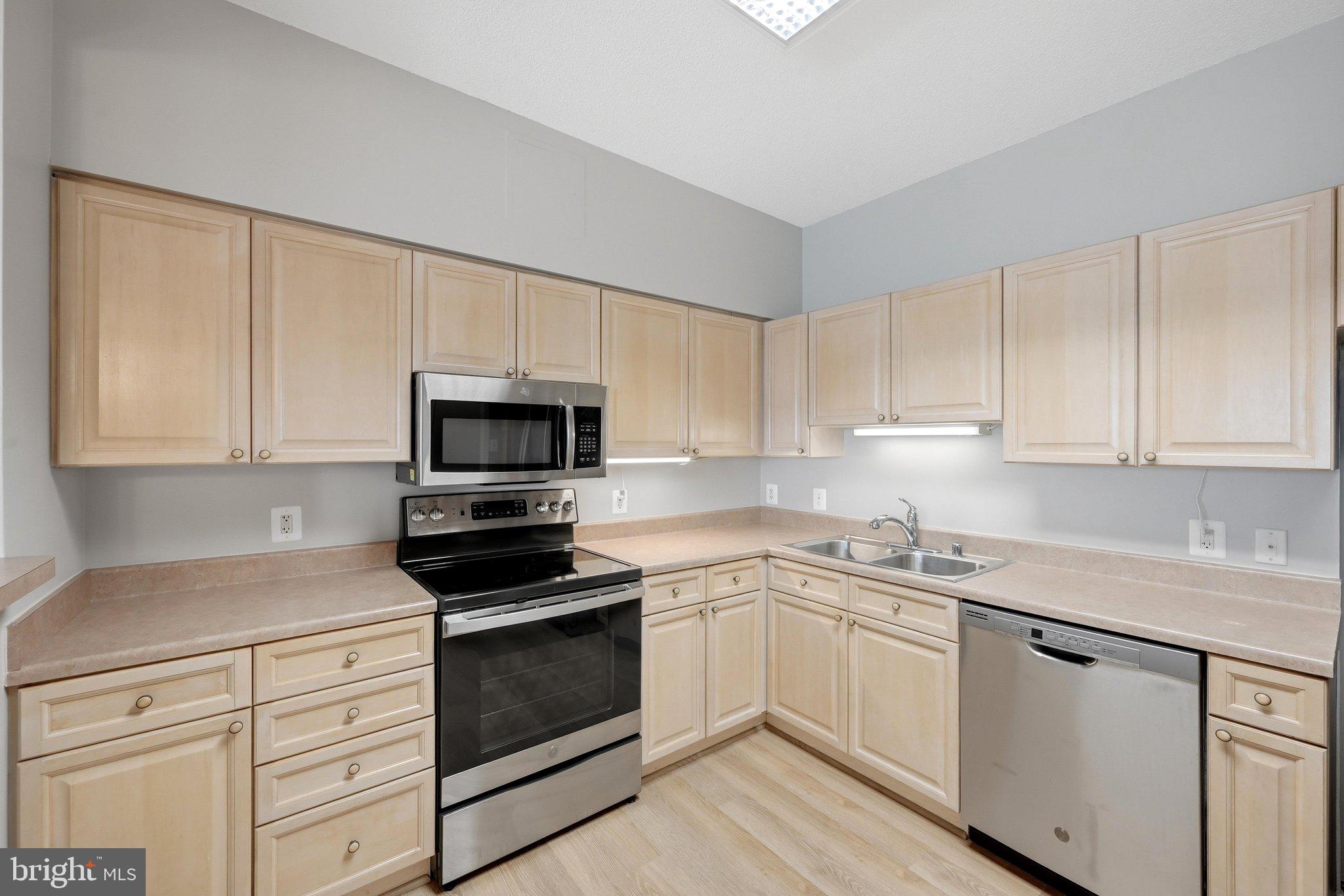 19375 Cypress Ridge Terrace, Unit 922 Leesburg, VA 20176 - Photo 18 of 89 Kitchen