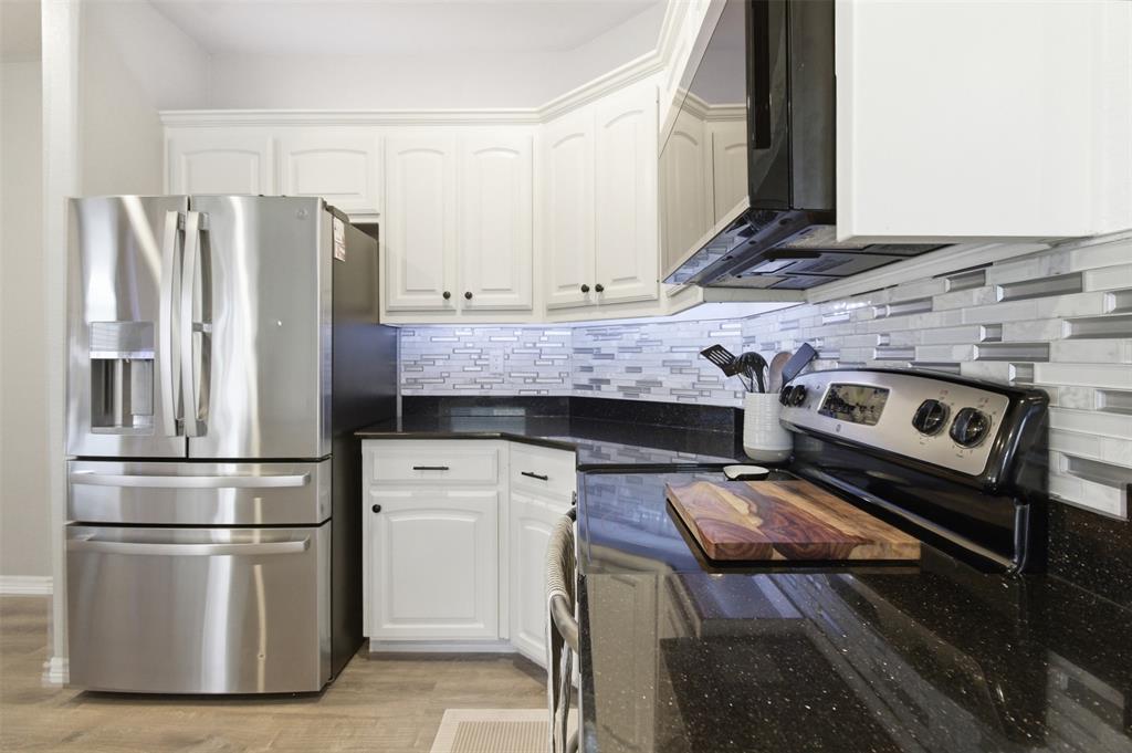10928 Middleglen Road Fort Worth, TX 76052 - Photo 13 of 37 a kitchen with appliances and cabinets