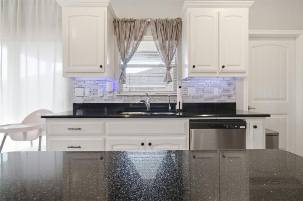 10928 Middleglen Road Fort Worth, TX 76052 - Photo 14 of 37 a bathroom with a sink and a mirror