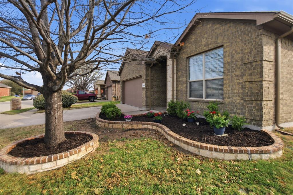 10928 Middleglen Road Fort Worth, TX 76052 - Photo 28 of 37 a front view of a house with garden