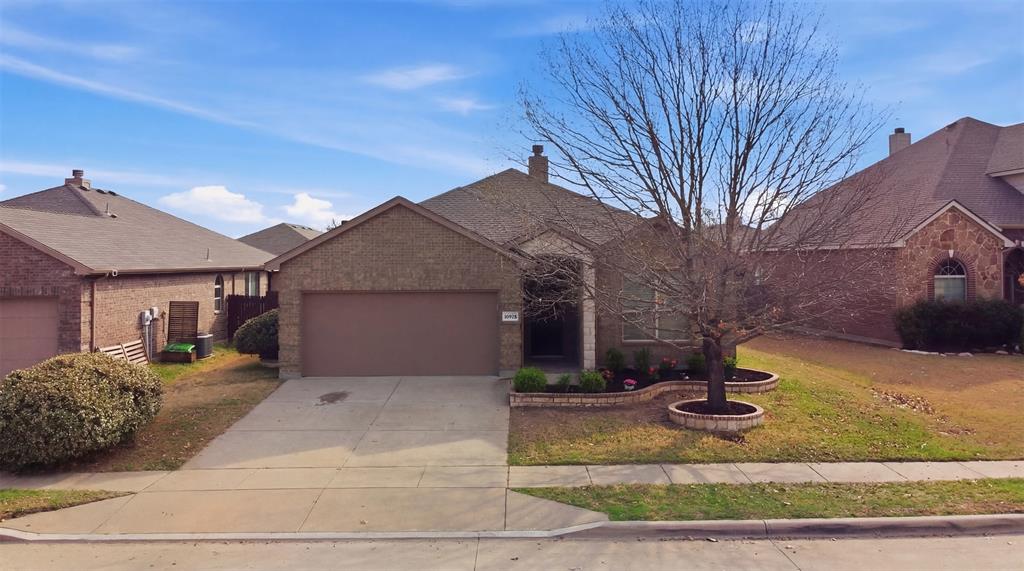 10928 Middleglen Road Fort Worth, TX 76052 - Photo 31 of 37 a front view of a house with garden