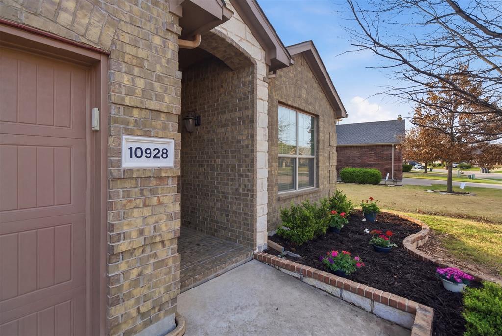 10928 Middleglen Road Fort Worth, TX 76052 - Photo 7 of 37 a front view of a house with a yard