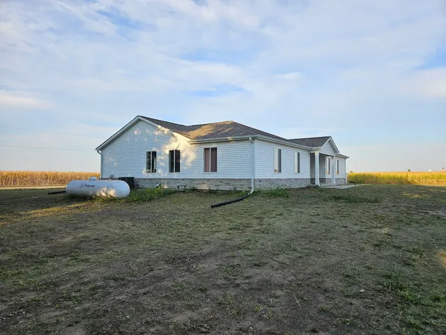 a view of a house with a backyard