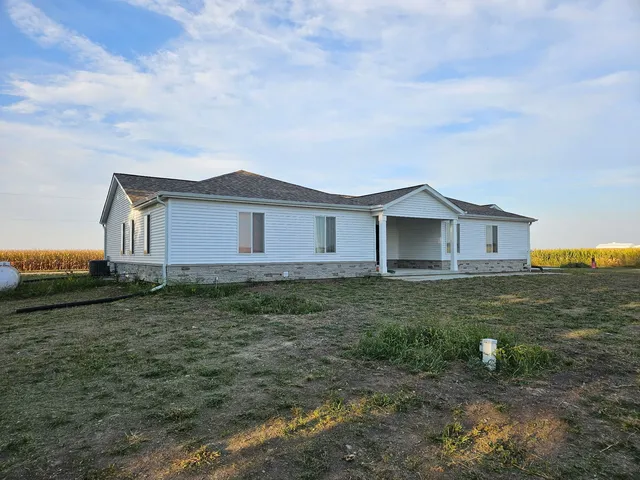 a view of a house with yard