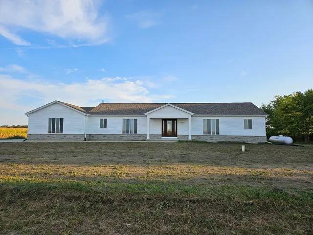 a view of a house with a yard