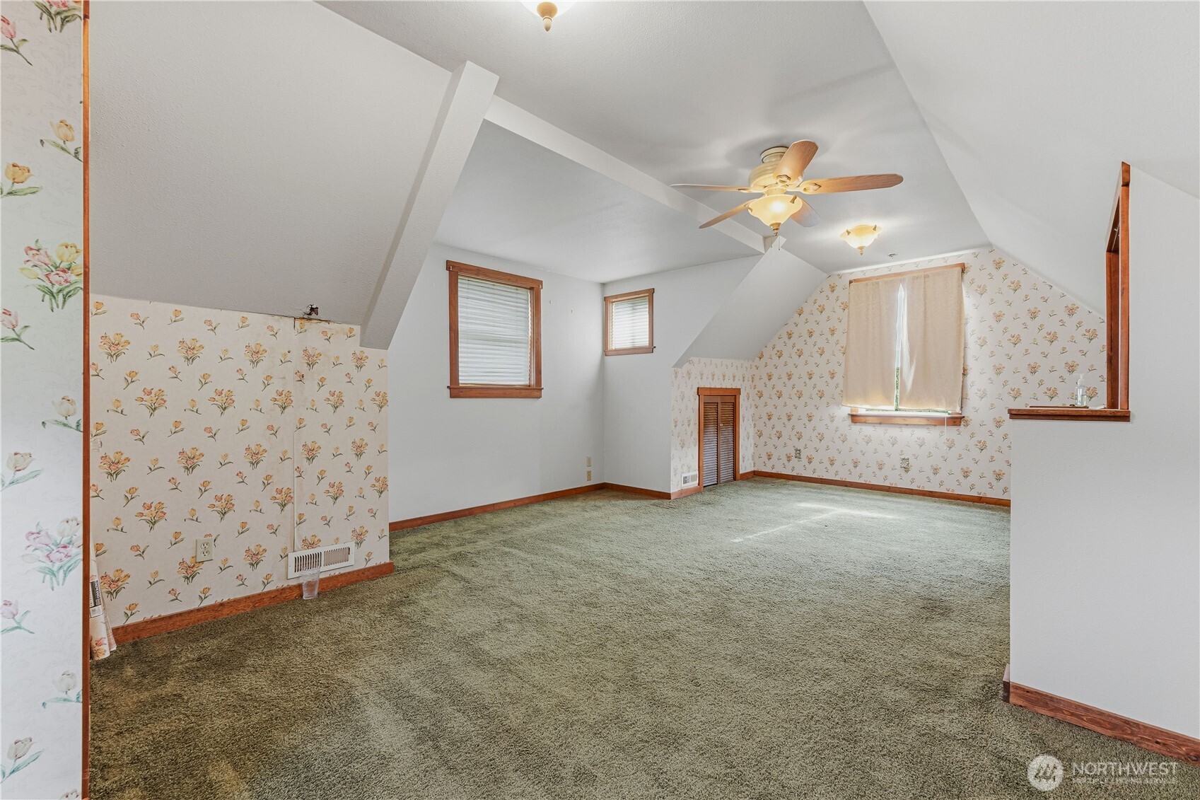 5601 Airport Road Cashmere, WA 98815 - Photo 17 of 36 an empty room with windows and cabinet