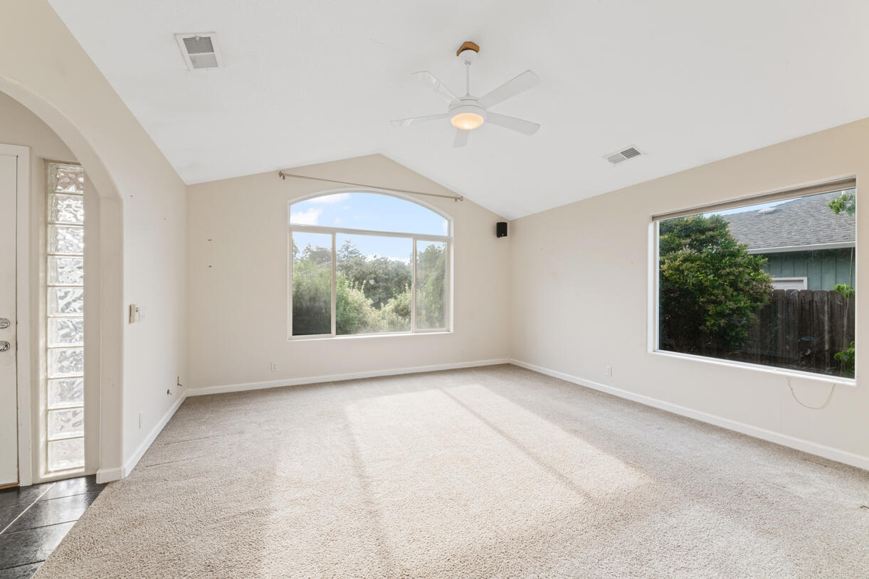 637 Benjamin Way Phoenix, OR 97535 - Photo 8 of 31 DSC_4546