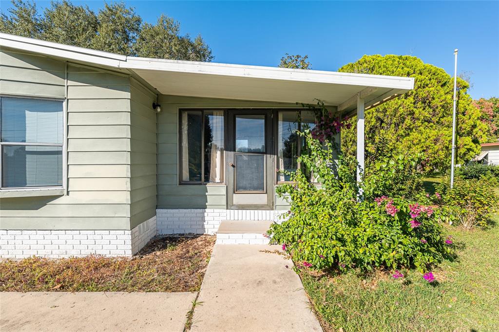 10085 Southeast 126th Place Belleview, FL 34420 - Photo 37 of 45 a front view of a house with garden