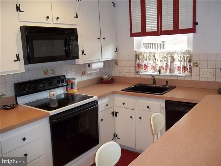 244 Barclay Road Upper Darby, PA 19082 - Photo 8 of 15 Kitchen