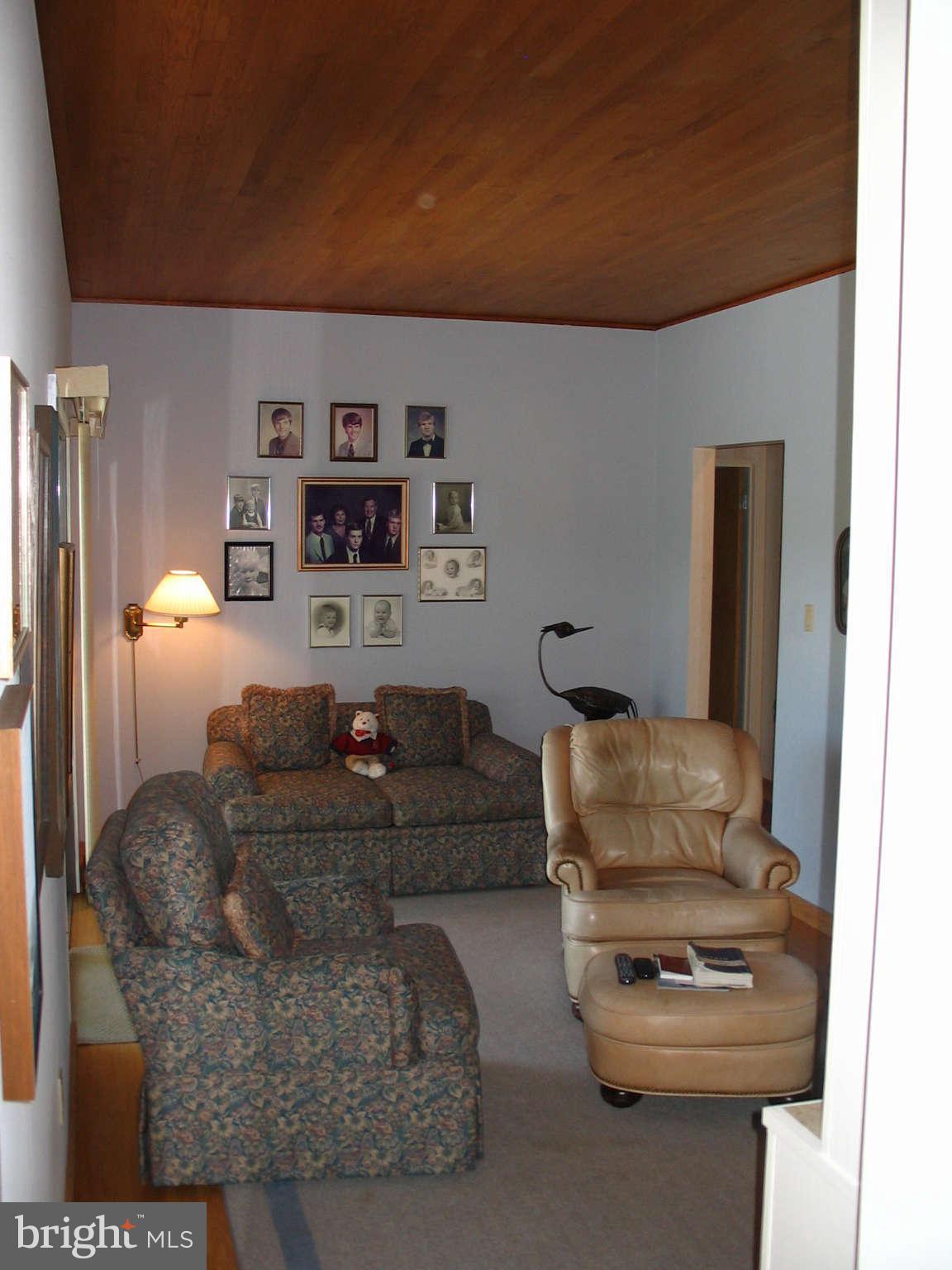11312 South Shore Road Reston, VA 20190 - Photo 11 of 30 a living room with furniture and a couch
