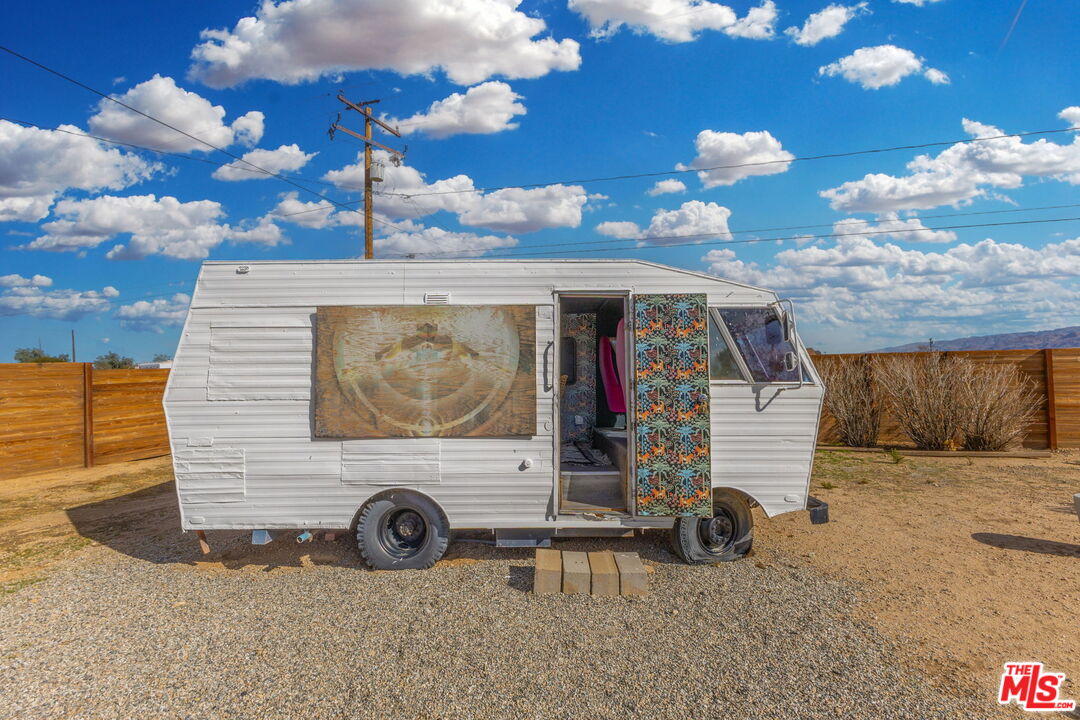 4789 Avenida Del Sol Joshua Tree, CA 92252 - Photo 21 of 37 a view of entryway with workspace