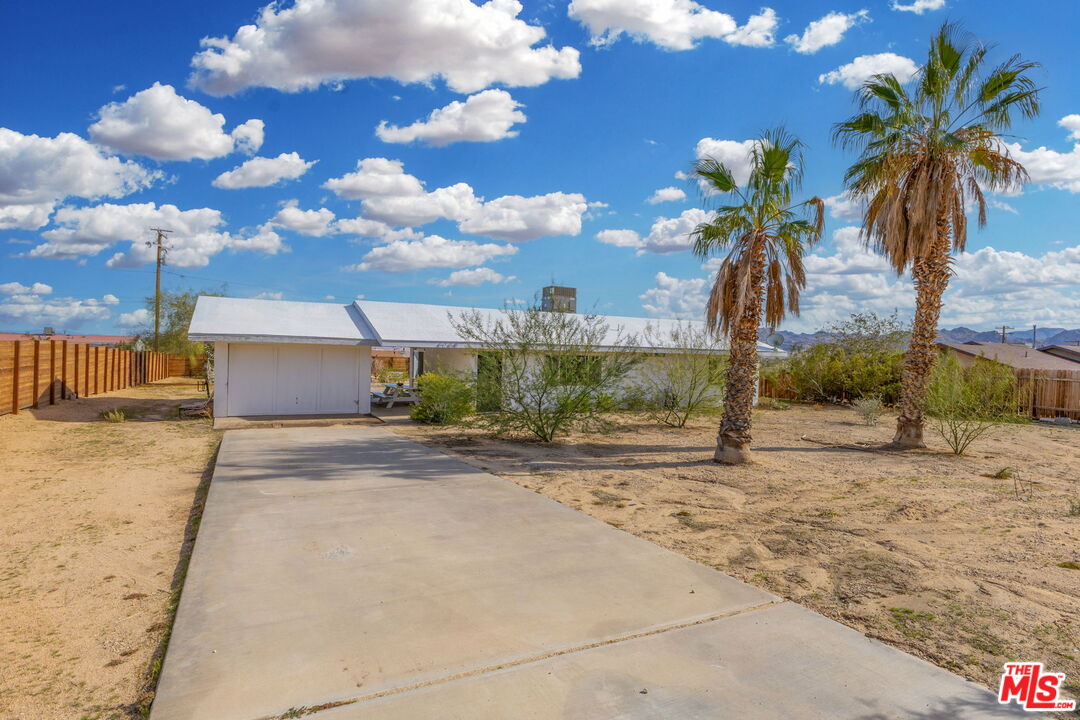 4789 Avenida Del Sol Joshua Tree, CA 92252 - Photo 4 of 37 a front view of a house with a yard