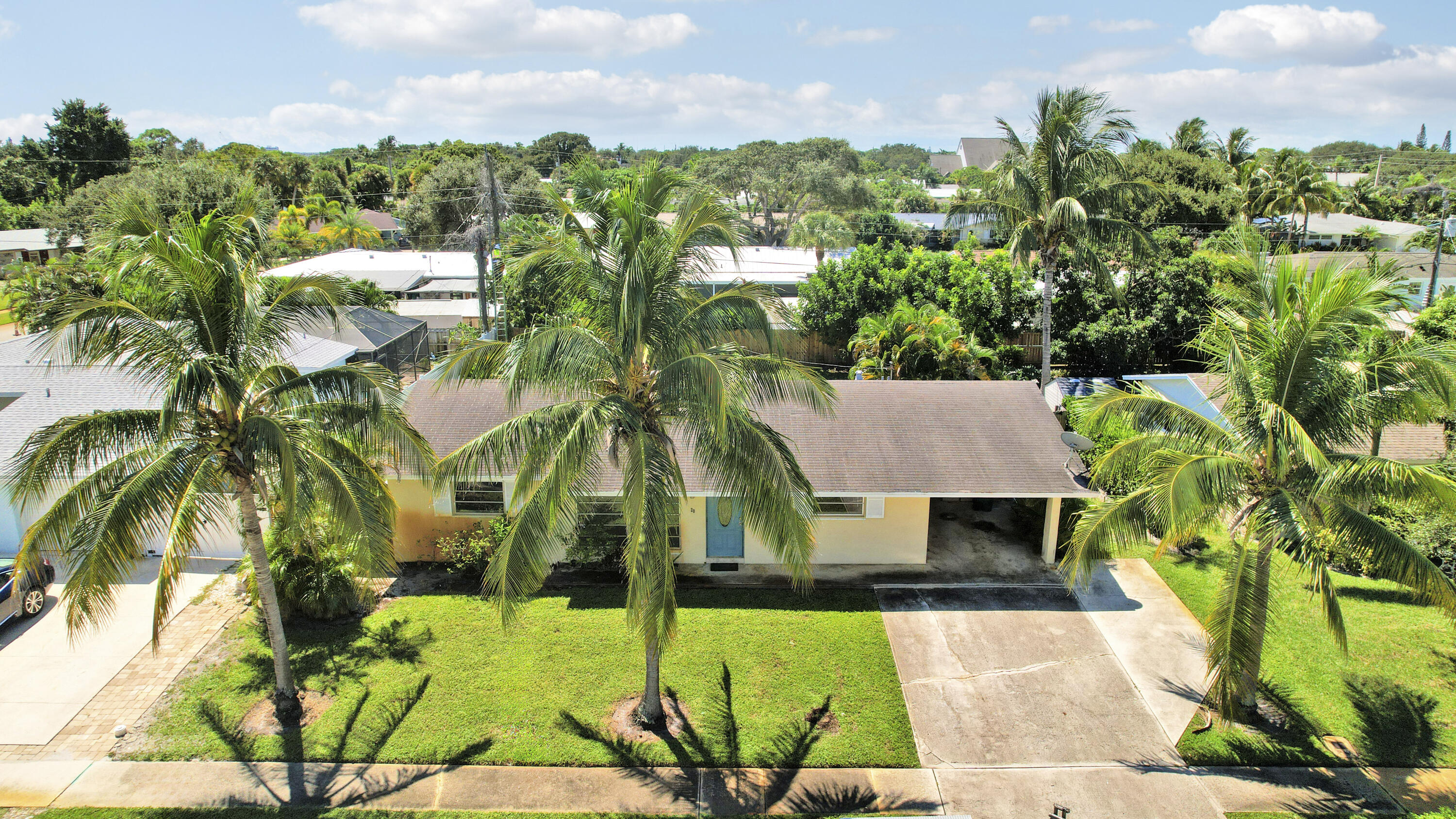20 Willow Road Tequesta, FL 33469 - Photo 2 of 43 a view of a garden