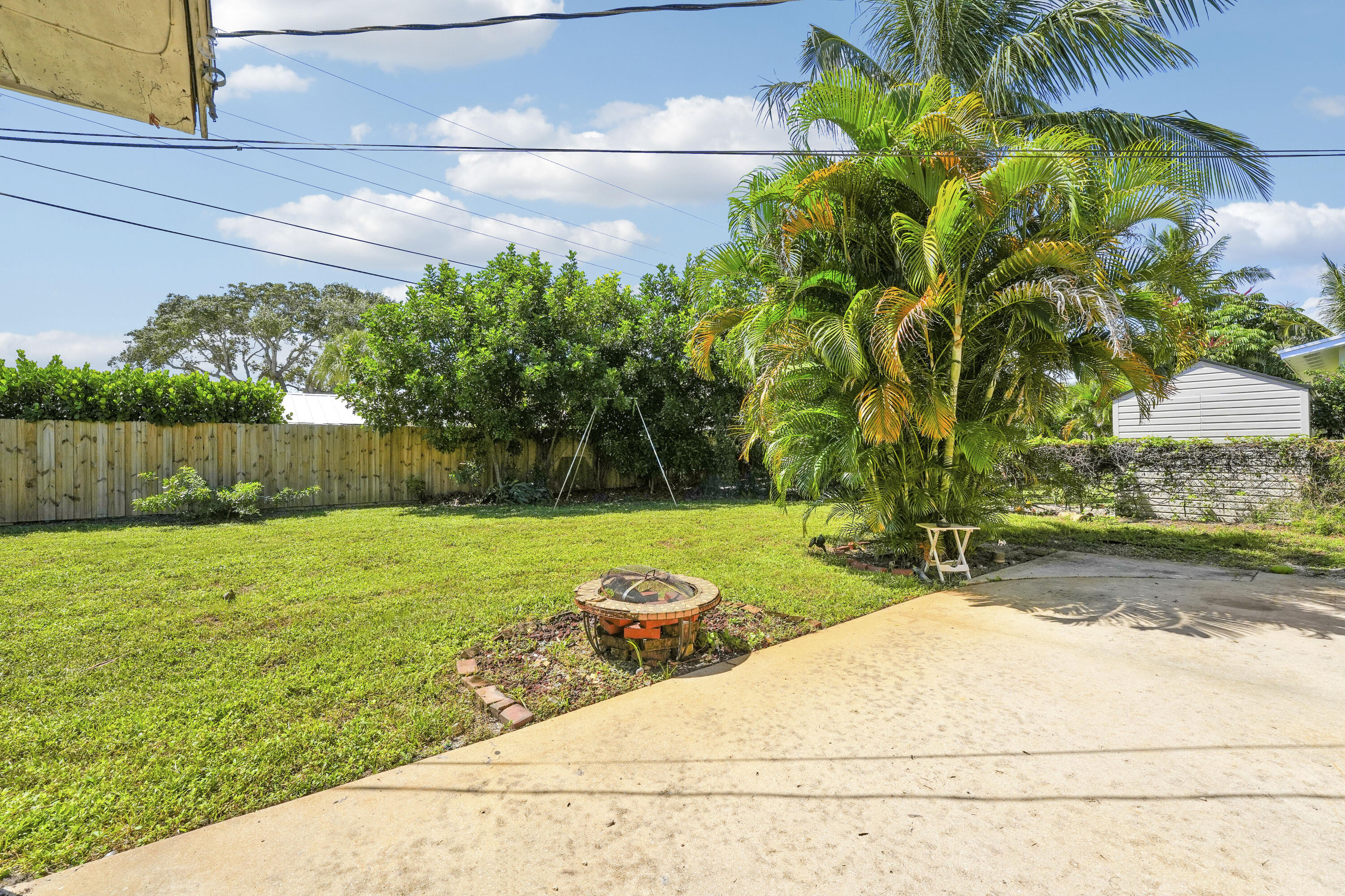 20 Willow Road Tequesta, FL 33469 - Photo 34 of 43 a backyard of a house with lots of green space