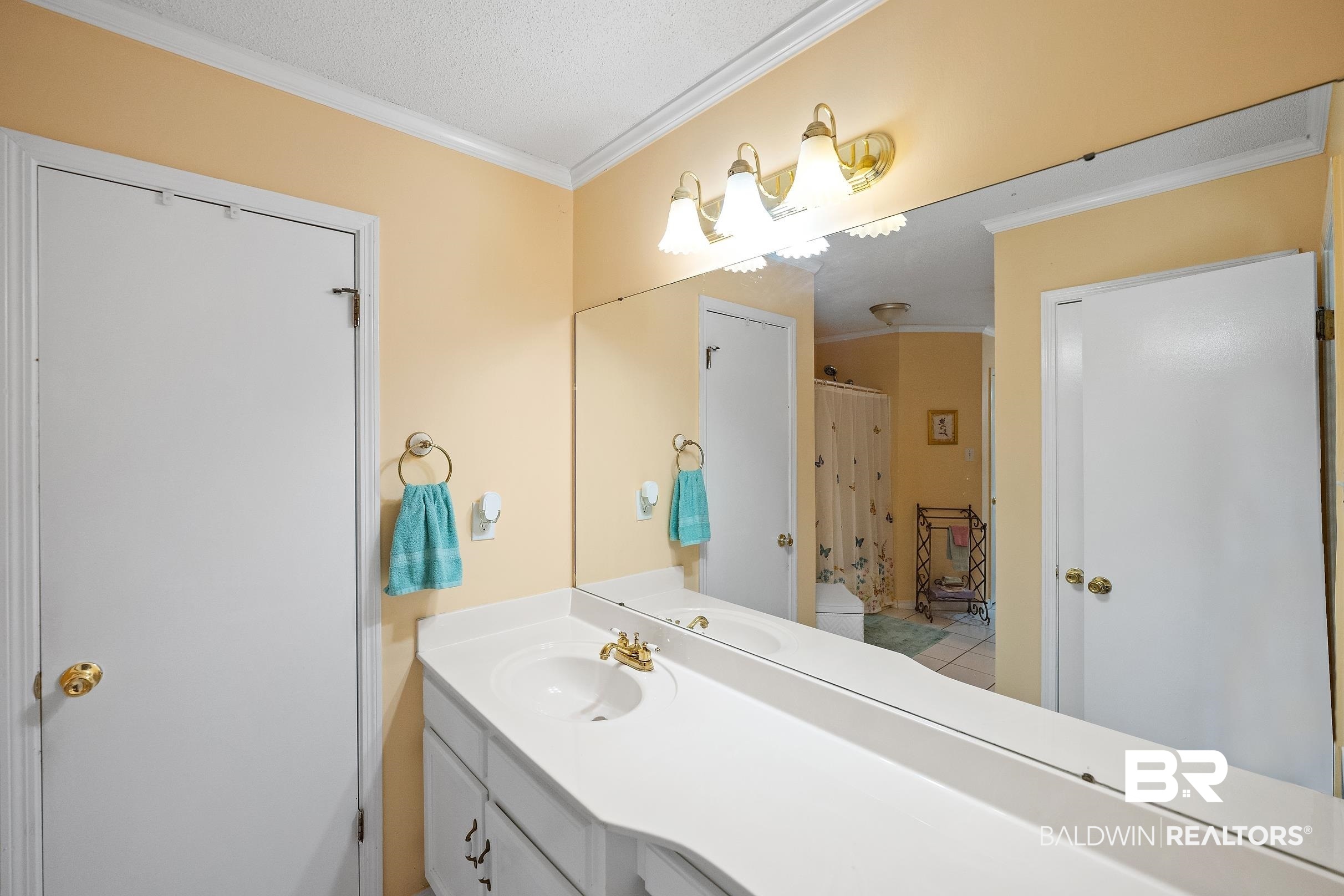 4026 Kingsrow Row Mobile, AL 36619 - Photo 21 of 51 Full bathroom with ornamental molding, vanity, and a shower with shower curtain