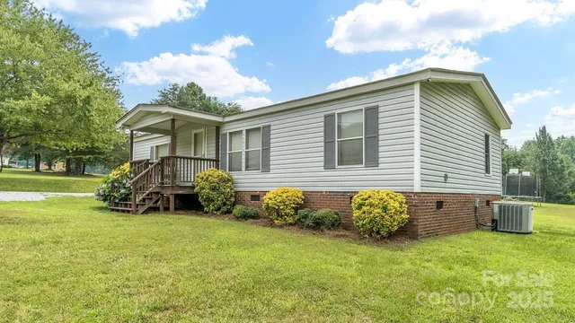 a view of a house with backyard