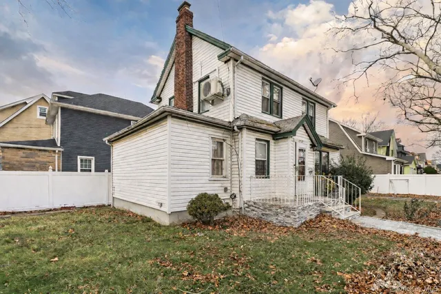 $989,000 | 112-02 Witthoff Avenue | Bellaire Estates