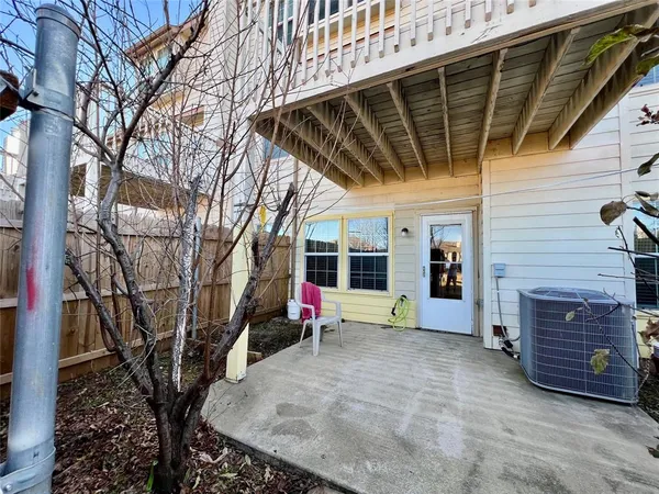 a view of a house with backyard