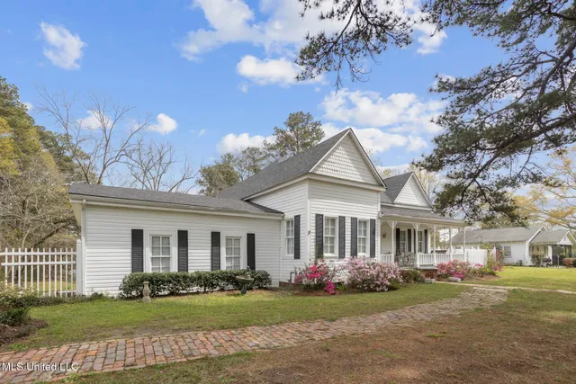 $219,000 | 810 North Maple Drive, Mendenhall, MS 39114