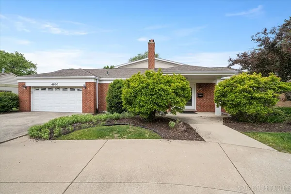 $934,900 | 4830 Wolf Road, Western Springs, IL 60558