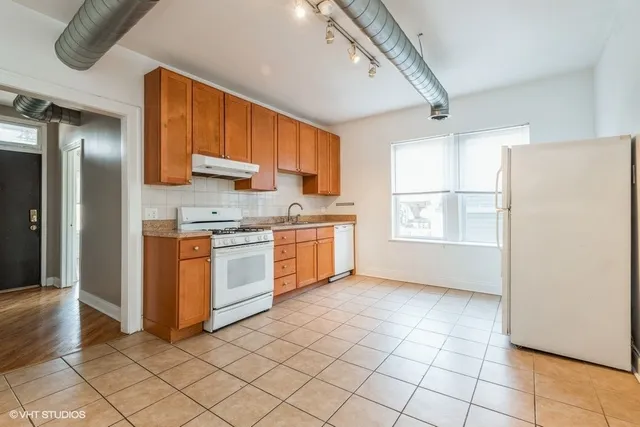 $2,400 | 2444 North Campbell Avenue, Unit 2, Chicago, IL 60647