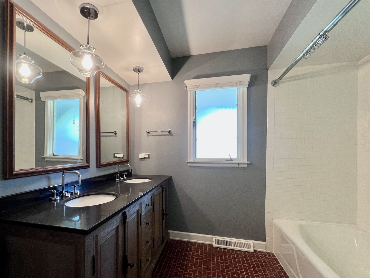 275 Cold Spring Road Barrington, IL 60010 - Photo 15 of 33 a bathroom with a sink a vanity and a bathtub