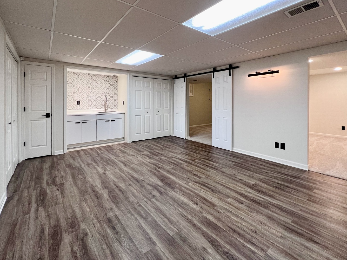 275 Cold Spring Road Barrington, IL 60010 - Photo 21 of 33 a view of a livingroom with wooden floor