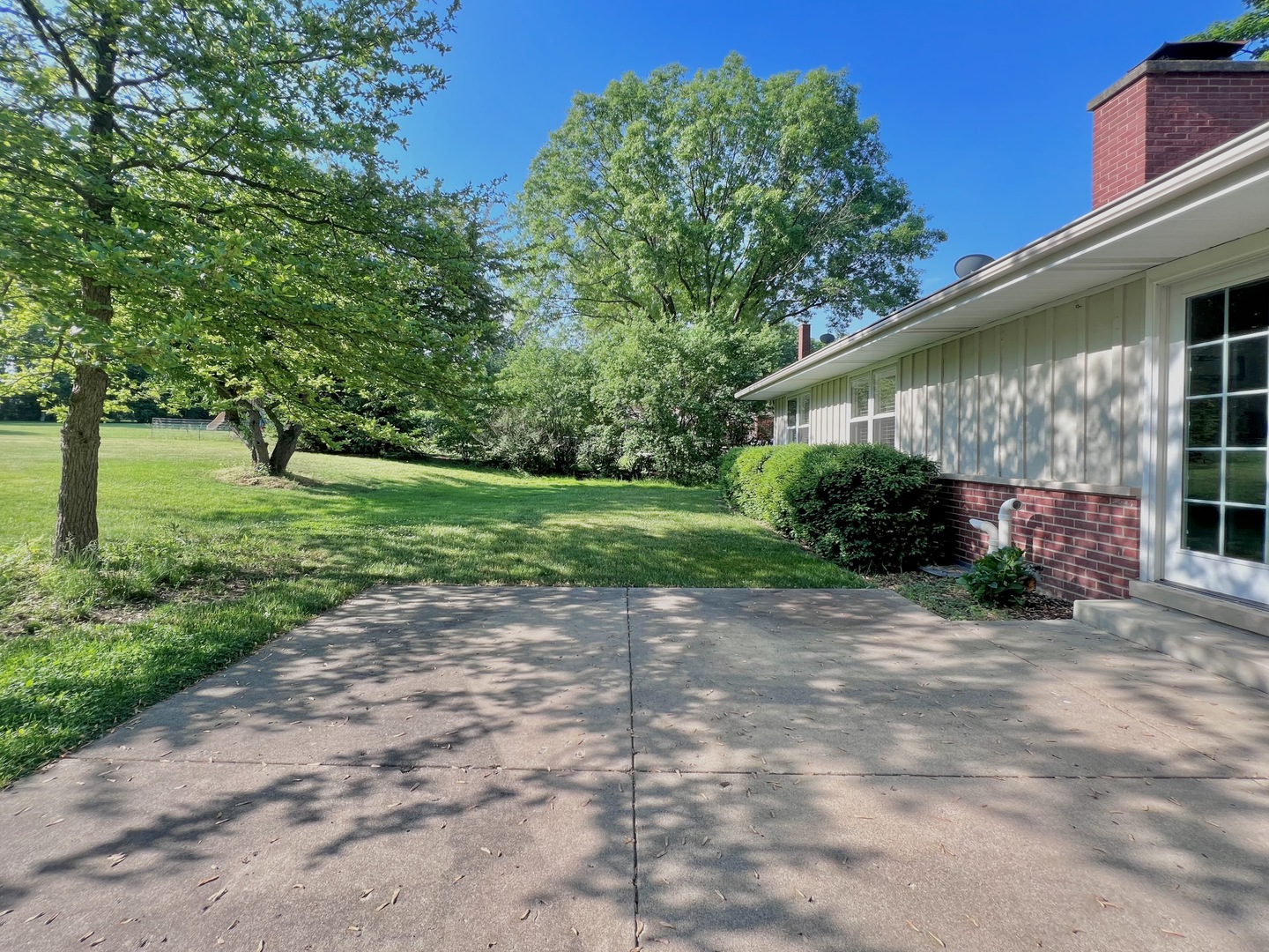 275 Cold Spring Road Barrington, IL 60010 - Photo 29 of 33 a view of a yard with potted plants and a large tree