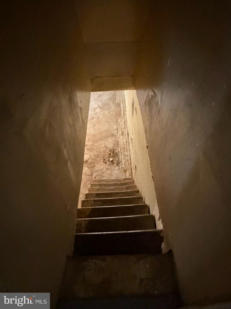 1827 North Milton Avenue Baltimore, MD 21213 - Photo 35 of 49 a view of entryway