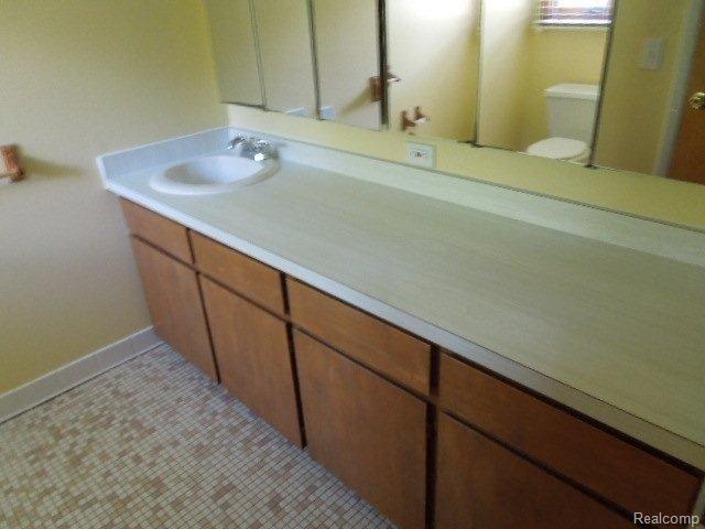 6454 Clarkston Road Clarkston, MI 48346 - Photo 22 of 25 32 bath.jpg