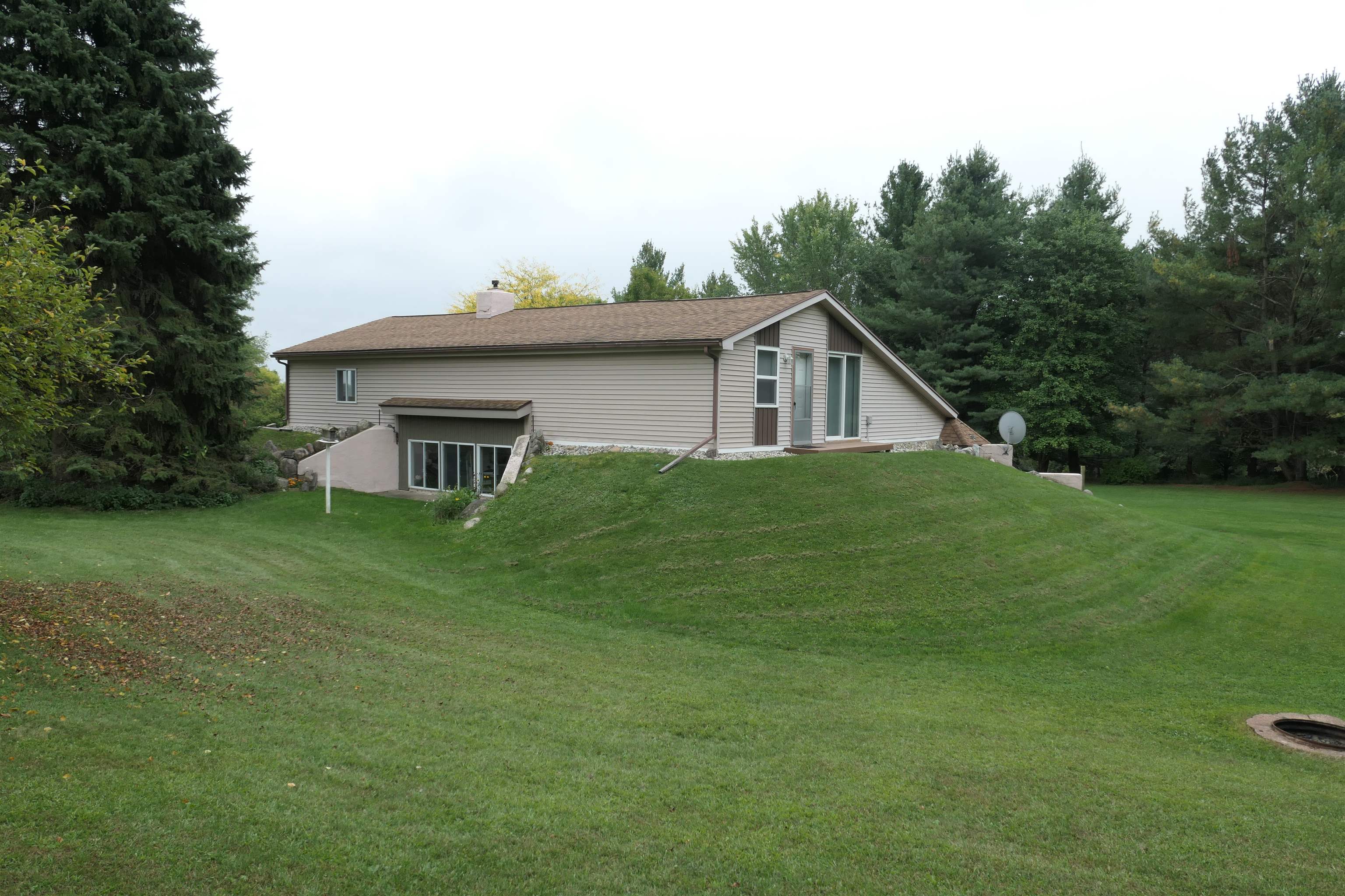 5669 Lake Montcalm Road Northeast Edmore, MI 48829 - Photo 3 of 41