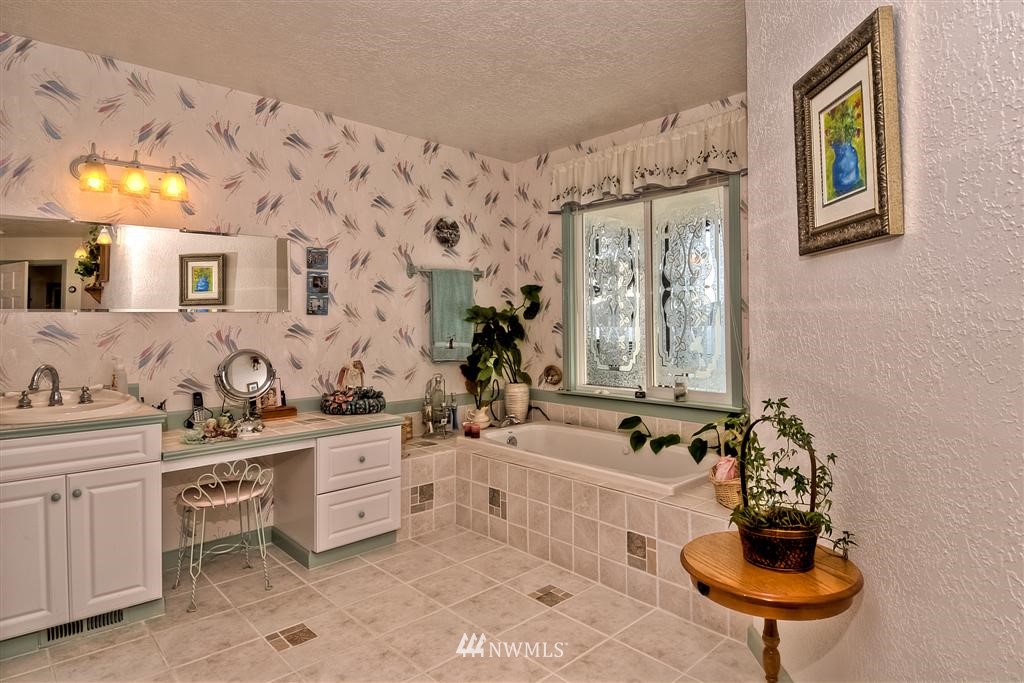 5027 West Shore Road Anacortes, WA 98221 - Photo 11 of 14 Gallery Image 11