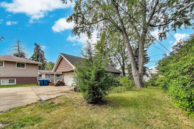 a view of house with a yard