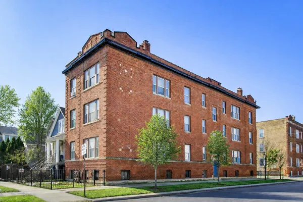 $2,150 | 3047 West Berteau Avenue, Unit 1, Chicago, IL 60618