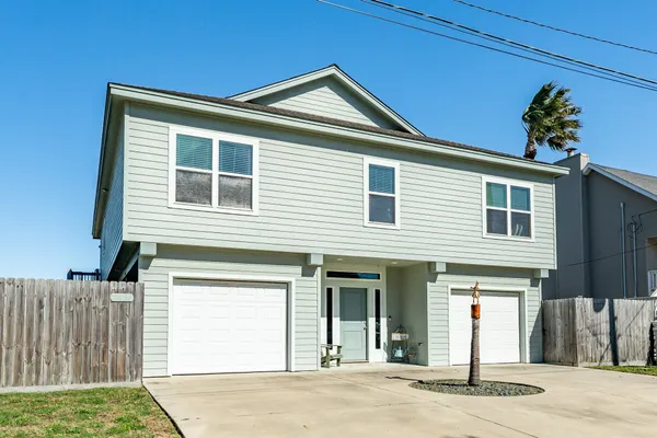 $2,700 | 12828 East Conquistador Drive, Galveston, TX 77554