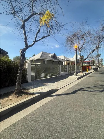 a view of a backyard